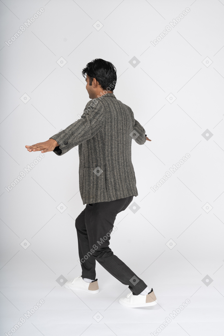 Homme en costume dansant