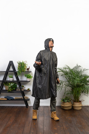 Homem de capa de chuva esperando a chuva