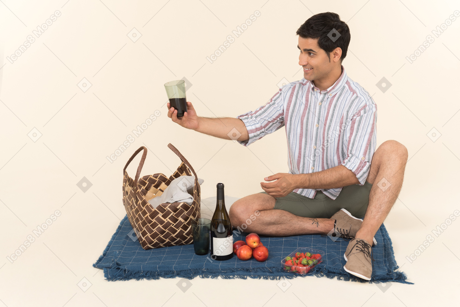Jeune homme caucasien, tenant verre, de, vin, quoique, reposer, couverture