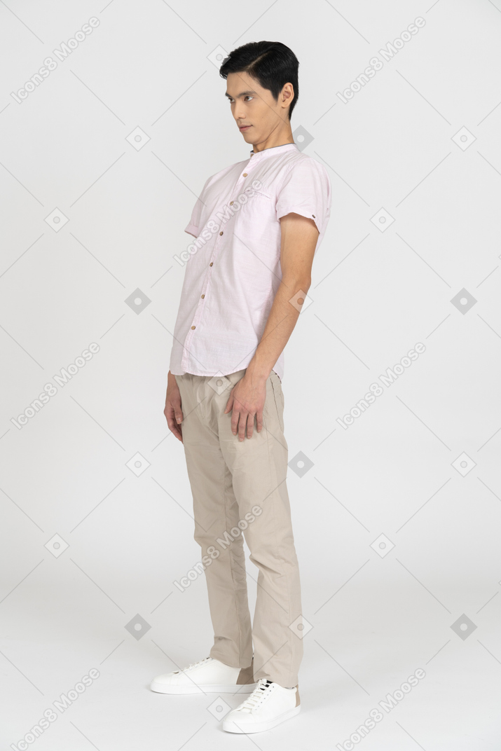 Mann in freizeitkleidung stehend