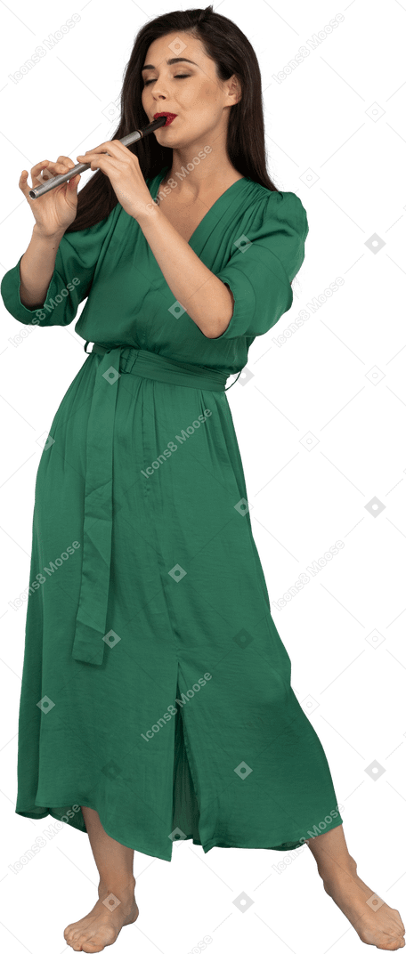 Vorderansicht einer jungen dame im grünen kleid, die flöte spielt