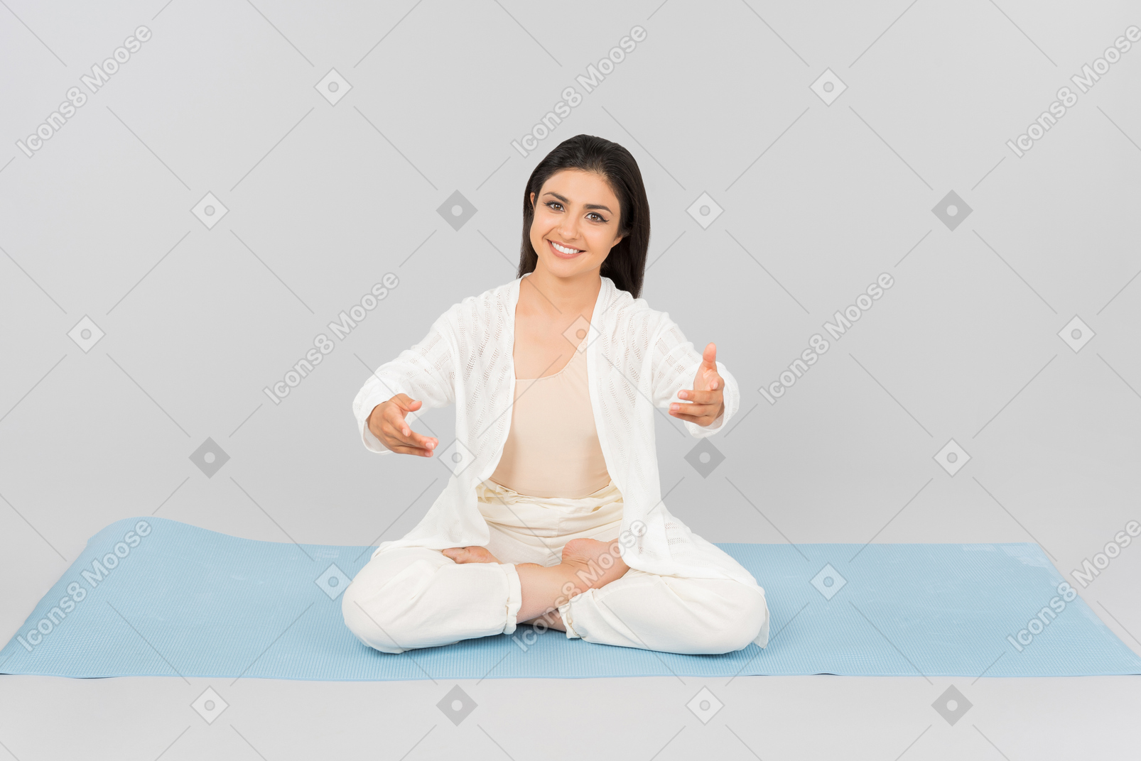 Jeune femme indienne en vêtements de yoga tendant la main