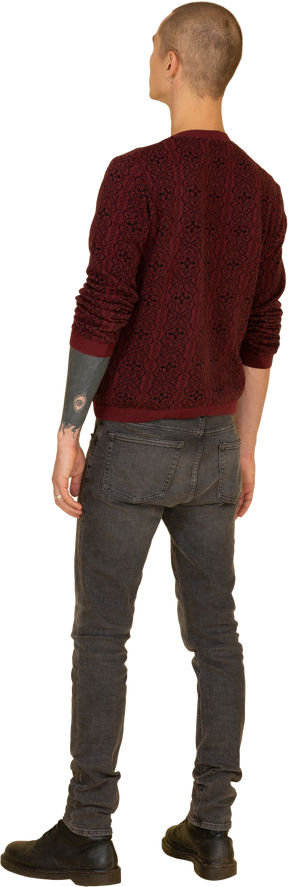 Vista posteriore di tre quarti di un giovane con un maglione rosso