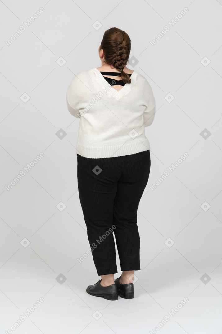 Femme dodue en pull blanc