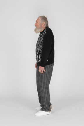 Seitenansicht eines älteren mannes in freizeitkleidung