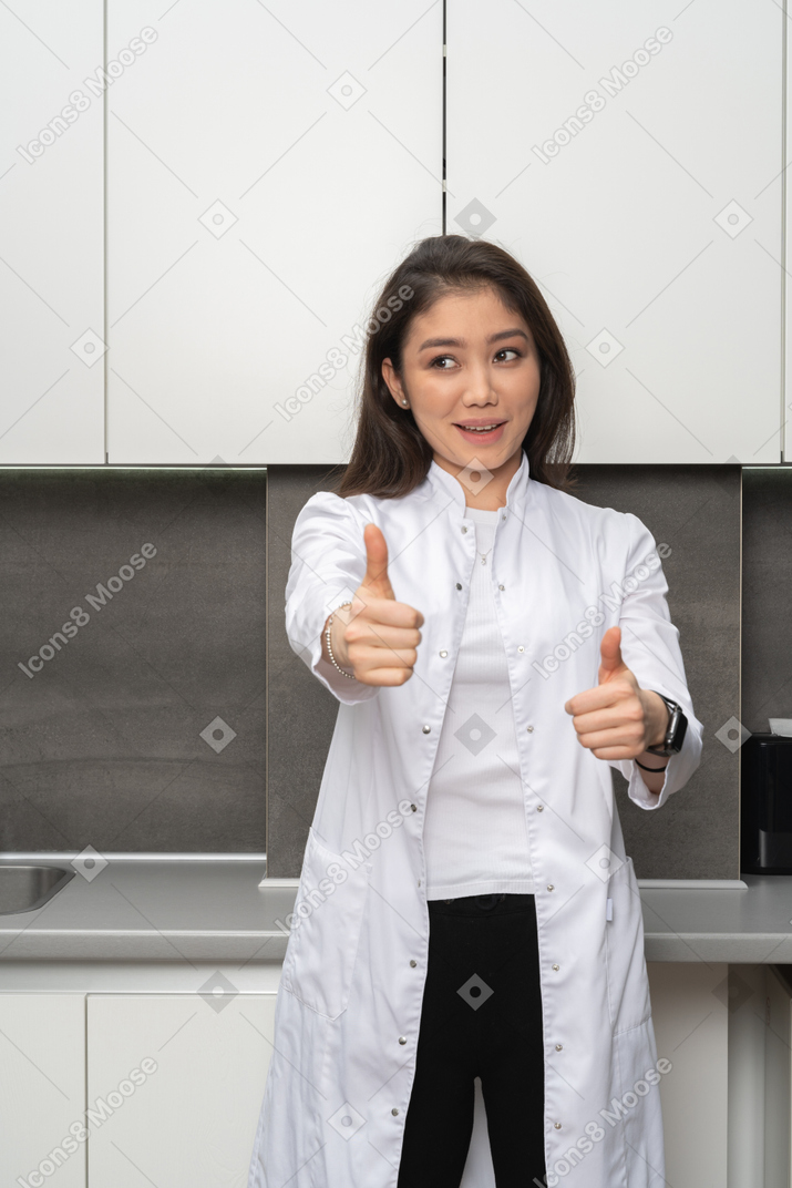 一位女医生用两只手显示像手势的前视图