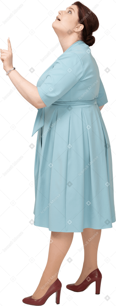 손가락으로 가리키는 파란 드레스에 여자의 측면보기