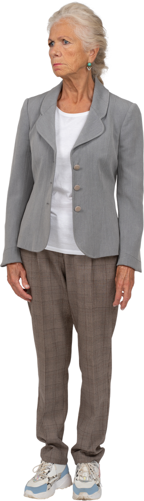Vista frontale di una vecchia signora in giacca e cravatta
