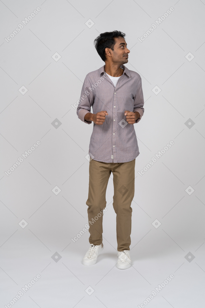 Hombre en ropa casual de pie