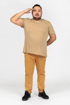 Joven asiática saludando con la mano