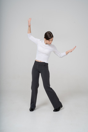 Женщина в костюме танцует, вид спереди