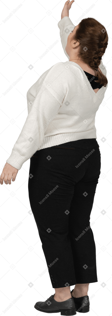 Retrovisor de uma mulher plus size com roupas casuais e braço levantado
