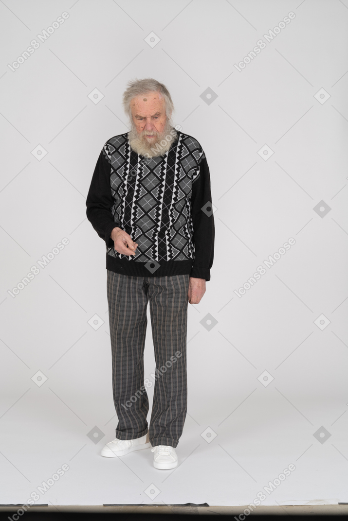 カジュアルな服装で不機嫌そうな年配の男性の正面図