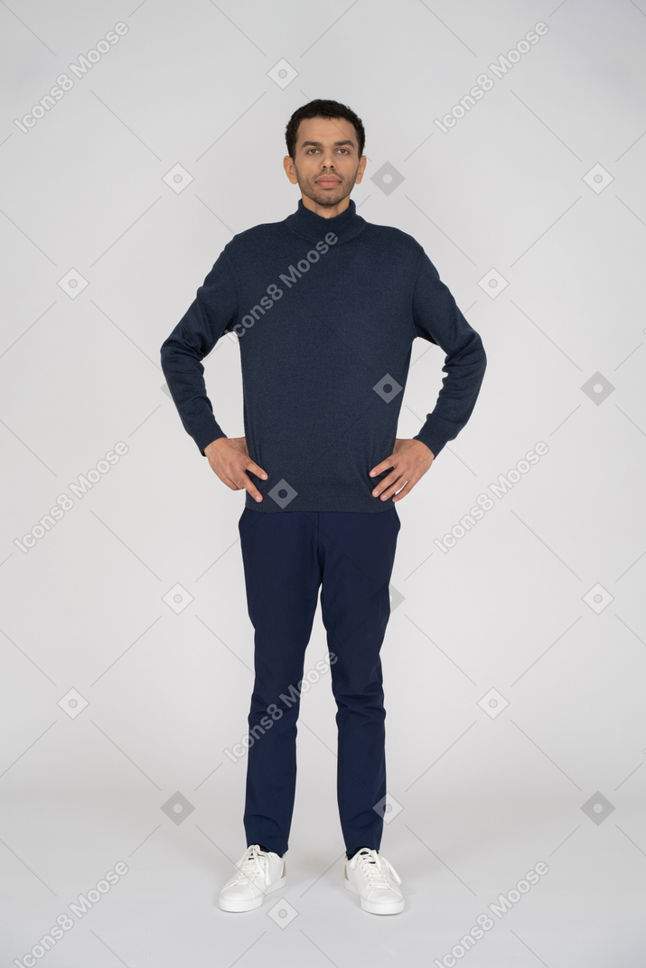 Mann in schwarzer kleidung stehend