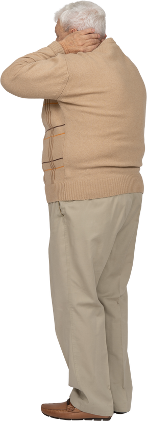 Vista lateral de un anciano con ropa informal que sufre de dolor de cuello