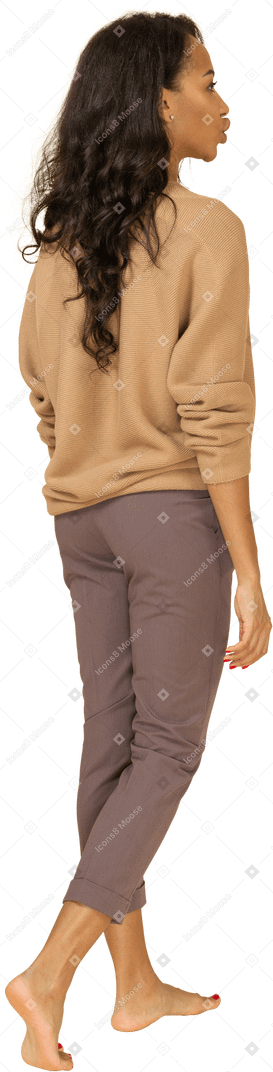 Vista posterior de una mujer joven en ropa casual haciendo pucheros
