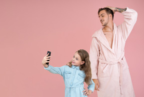 Père et fille posant pour selfie