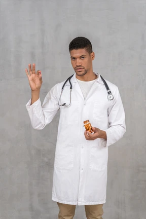Joven doctor sosteniendo una pastilla
