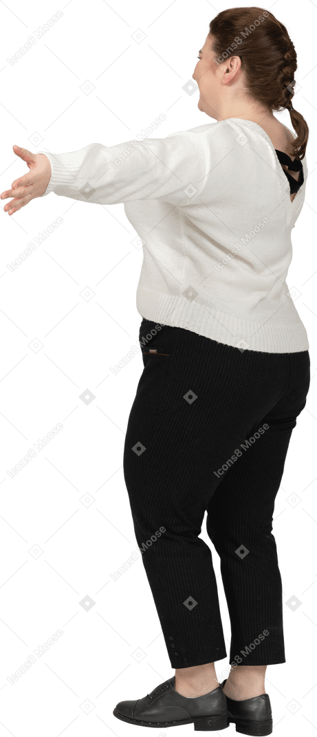 Feliz mujer de talla grande en suéter blanco