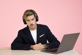 Apuesto joven en auriculares