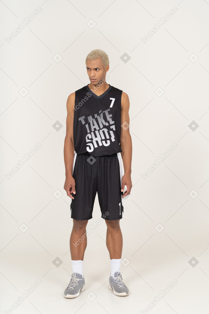 Vista frontale di un giovane giocatore di basket maschile in piedi con la testa in giù