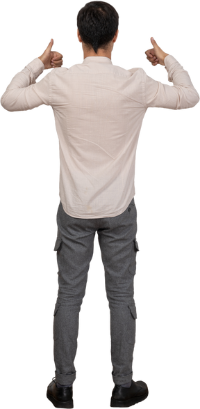 Hombre en camisa mostrando los pulgares para arriba