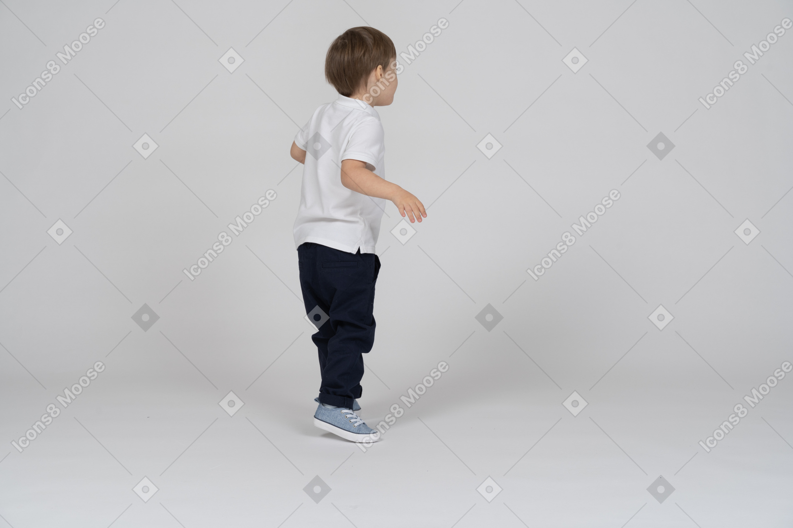 Vista traseira de um menino de pé com os braços dobrados