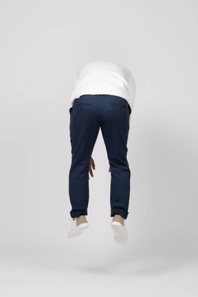 Hombre en ropa casual saltando