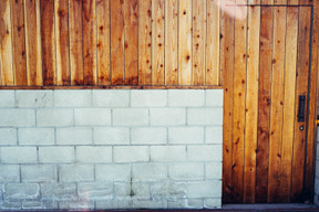 Un mur de briques blanches et un mur en bois