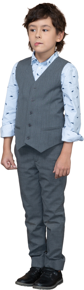 Вид спереди симпатичного мальчика в сером костюме
