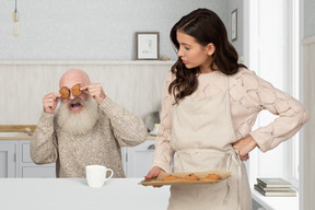 Frau, die dem alten mann kekse anbietet