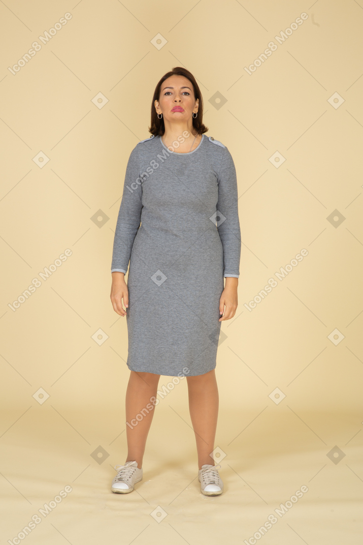 Vista frontale di una donna in abito grigio