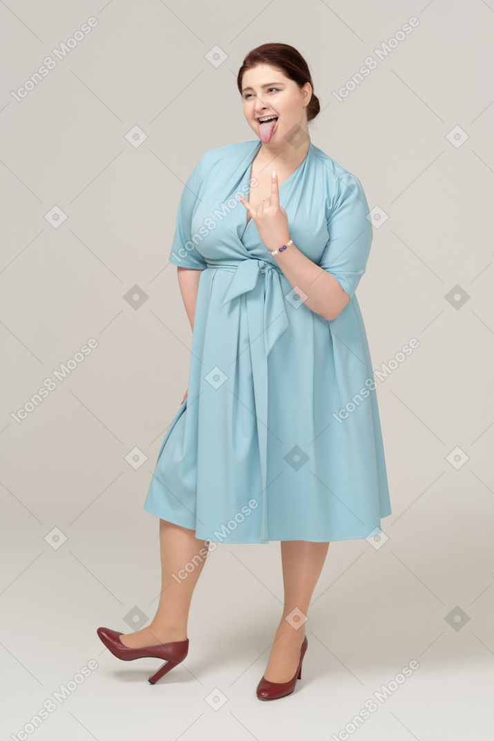 Vista frontal, de, un, mujer, en, vestido azul, gesticular