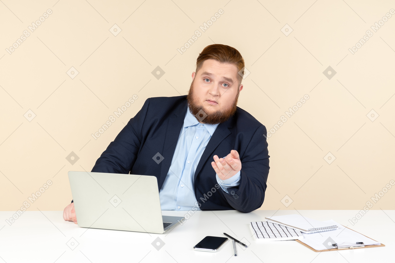 Interesado en algo joven trabajador de oficina con sobrepeso sentado en el escritorio de la oficina