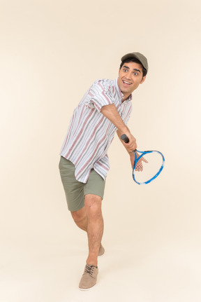 Jeune, caucasien, tenue, raquette tennis