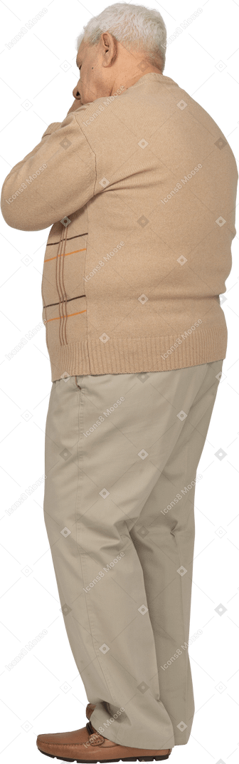 Vista lateral de un anciano soñoliento con ropa informal