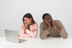 Coppia attraente guardando qualche spettacolo online insieme