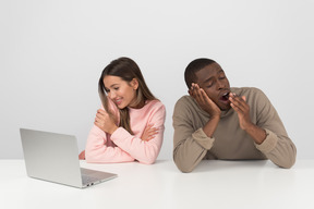 Pareja atractiva viendo algún show en línea juntos