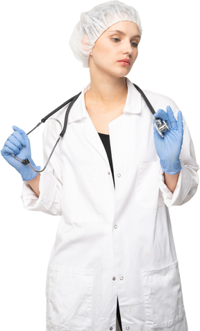 Vue de face d'une jeune femme médecin tenant un stéthoscope