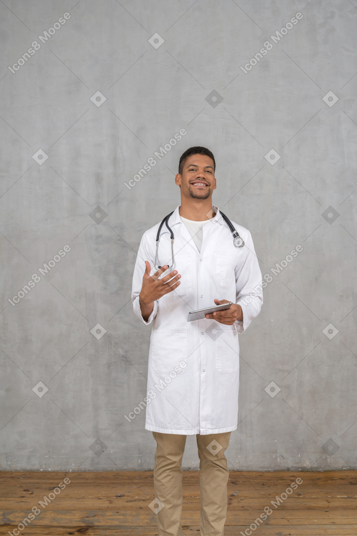 Médico sorridente dando conselhos médicos