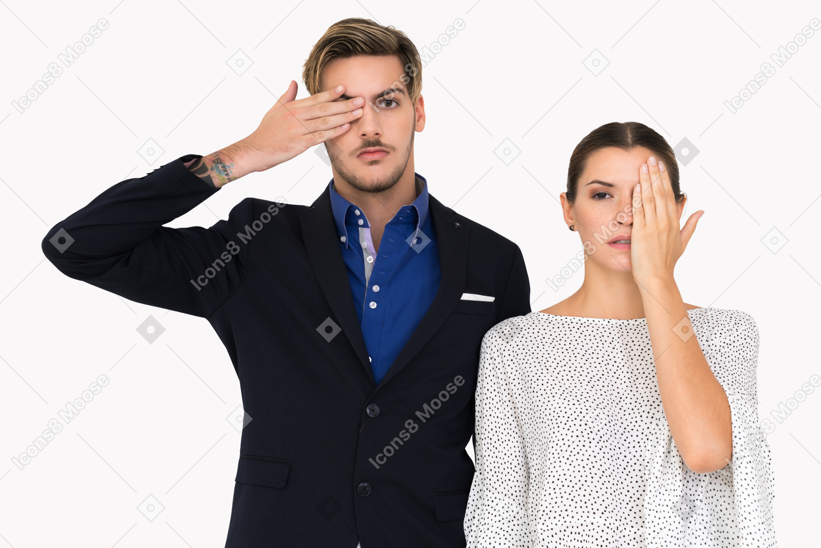 Um casal de jovens fechando um olho com uma mão