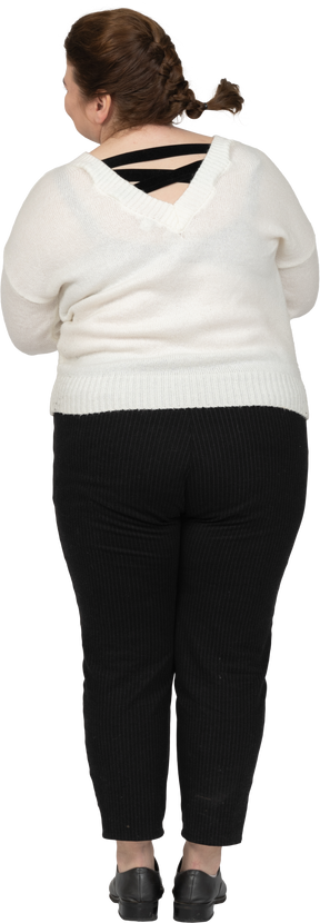 Vista posteriore di una donna grassoccia in abiti casual