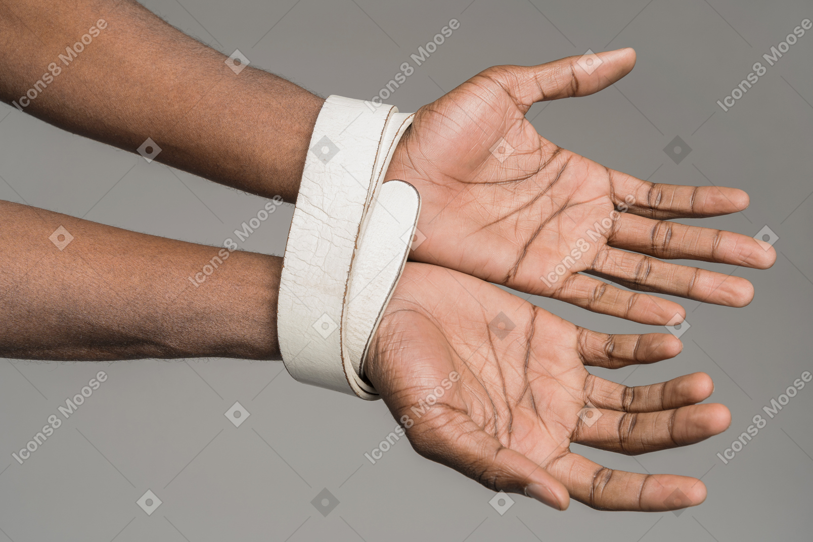 Связанные человеческие руки