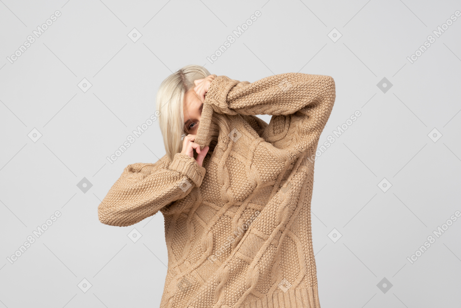 베이지 색 스웨터에 젊은 여자