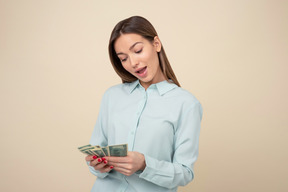 Mulher atraente contando notas de dólar