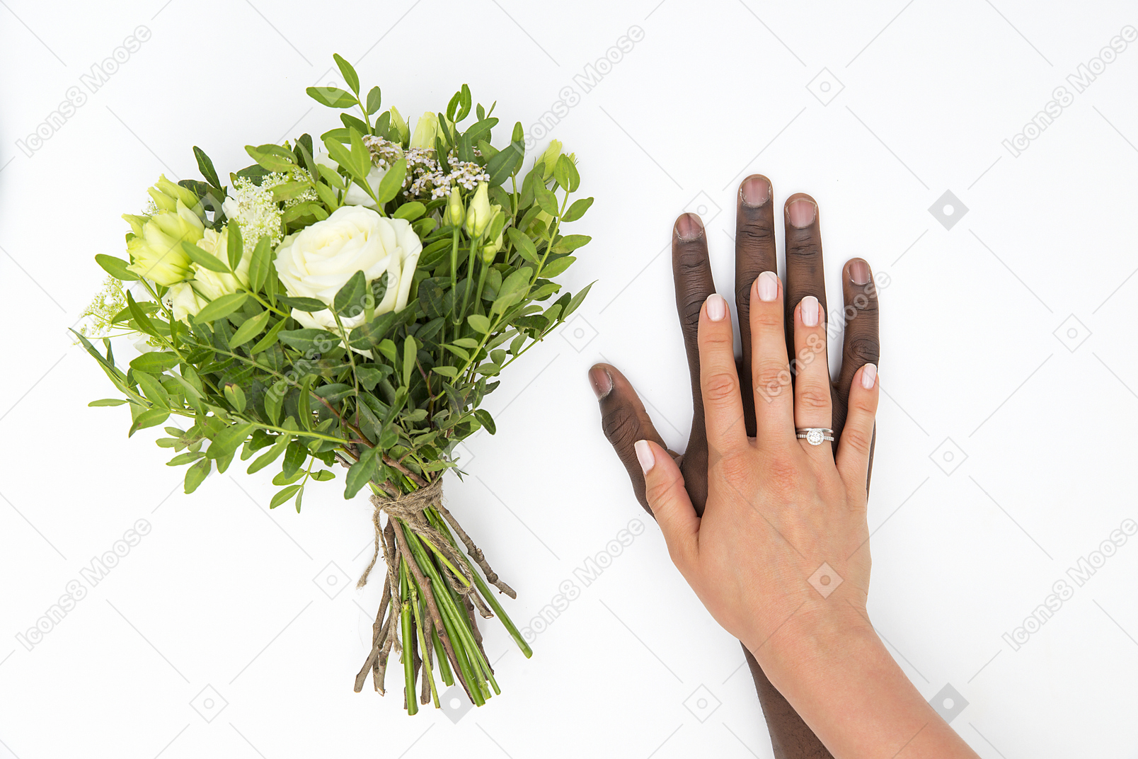 Mão feminina com um anel na mão masculina e bouquet de flores à parte