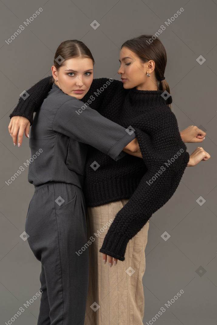 抱き締める2人の女性