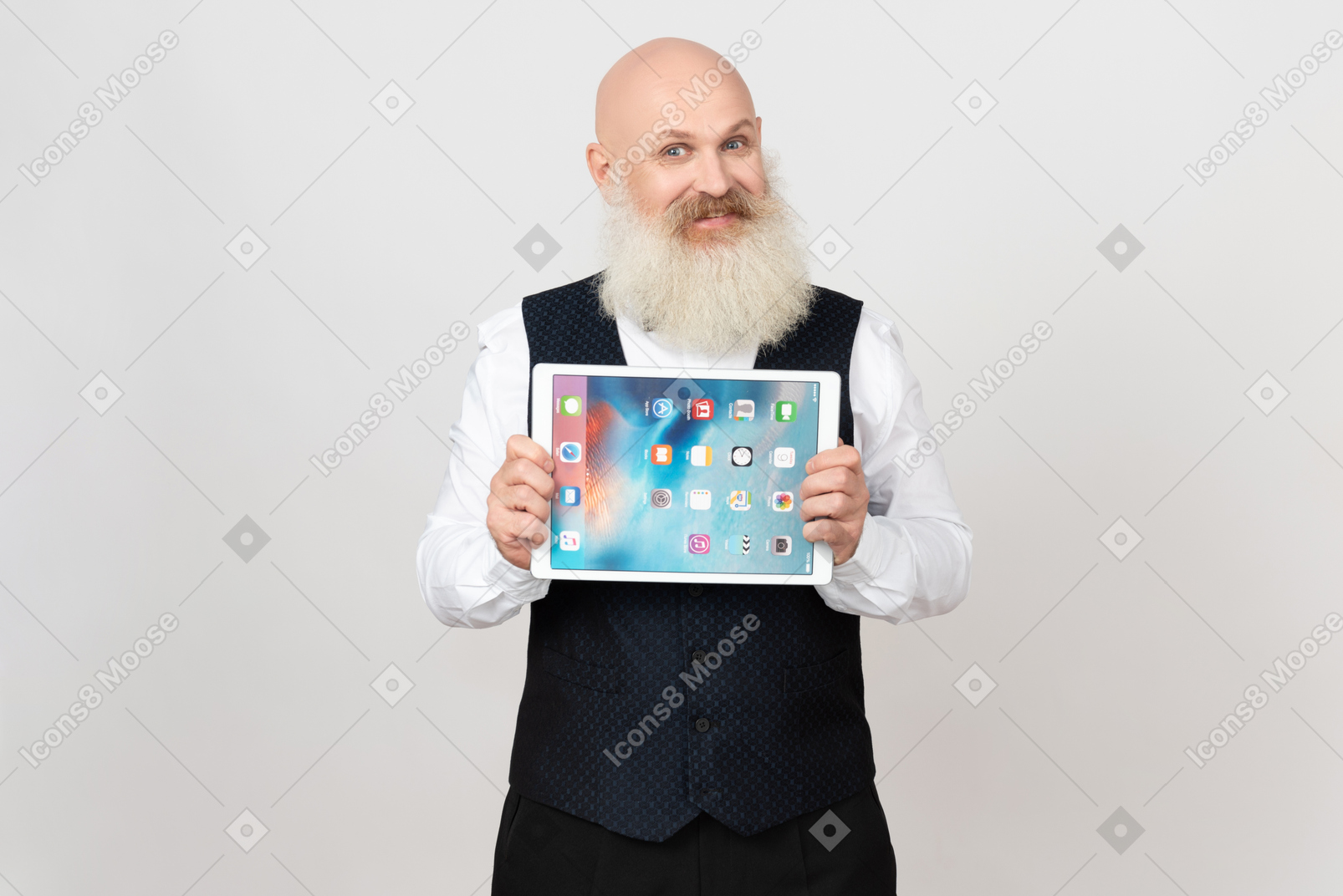 Homme âgé souriant tenant ipad à deux mains