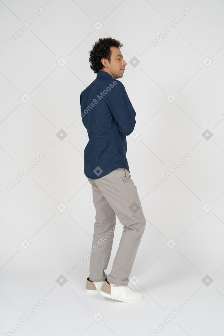 Homme dans des vêtements décontractés posant de profil