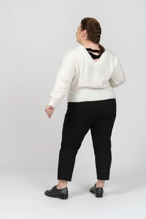 Mujer de talla grande en ropa casual de pie